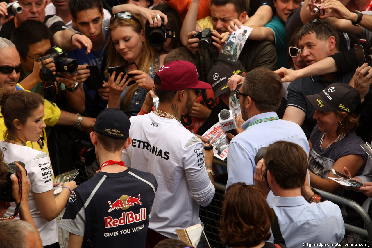 GP SPAGNA, 12.05.2016 - Lewis Hamilton (GBR) Mercedes AMG F1 W07 Hybrid with fans