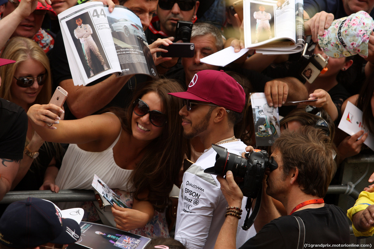 GP SPAGNA, 12.05.2016 - Lewis Hamilton (GBR) Mercedes AMG F1 W07 Hybrid with fans