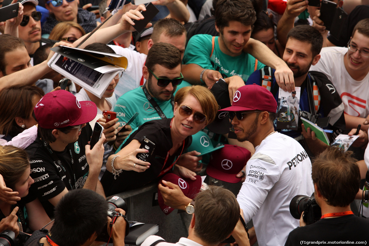 GP SPAGNA, 12.05.2016 - Lewis Hamilton (GBR) Mercedes AMG F1 W07 Hybrid with fans