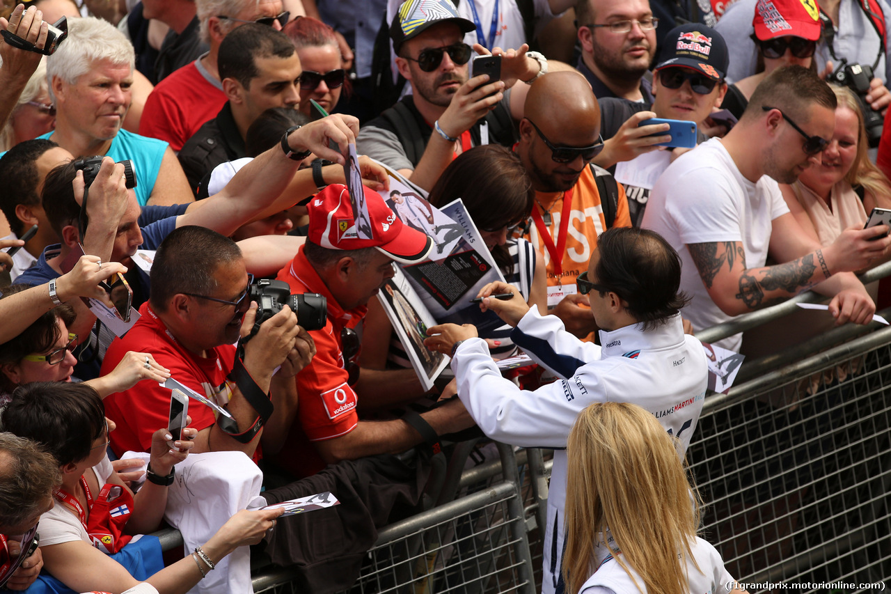 GP SPAGNA, 12.05.2016 - Felipe Massa (BRA) Williams FW38 with fans