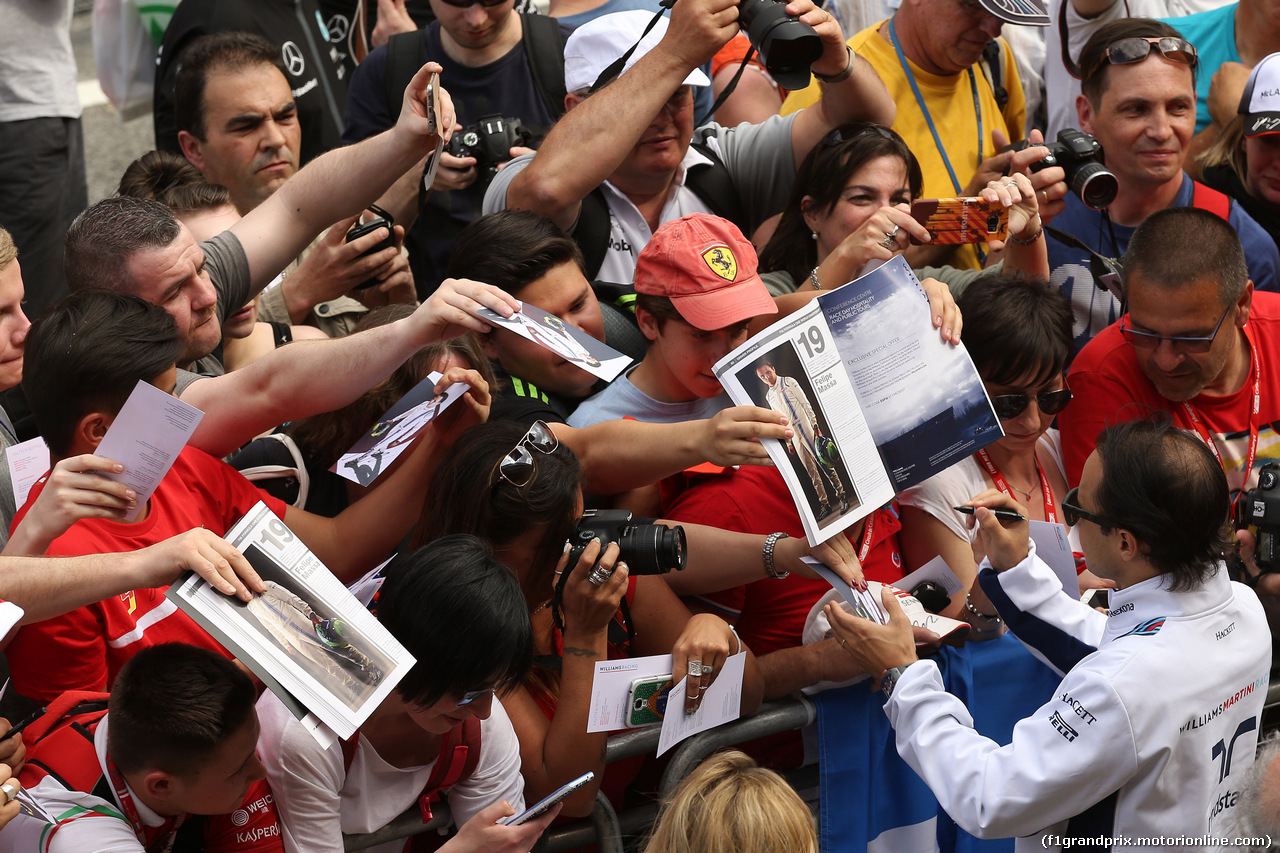 GP SPAGNA, 12.05.2016 - Felipe Massa (BRA) Williams FW38 with fans