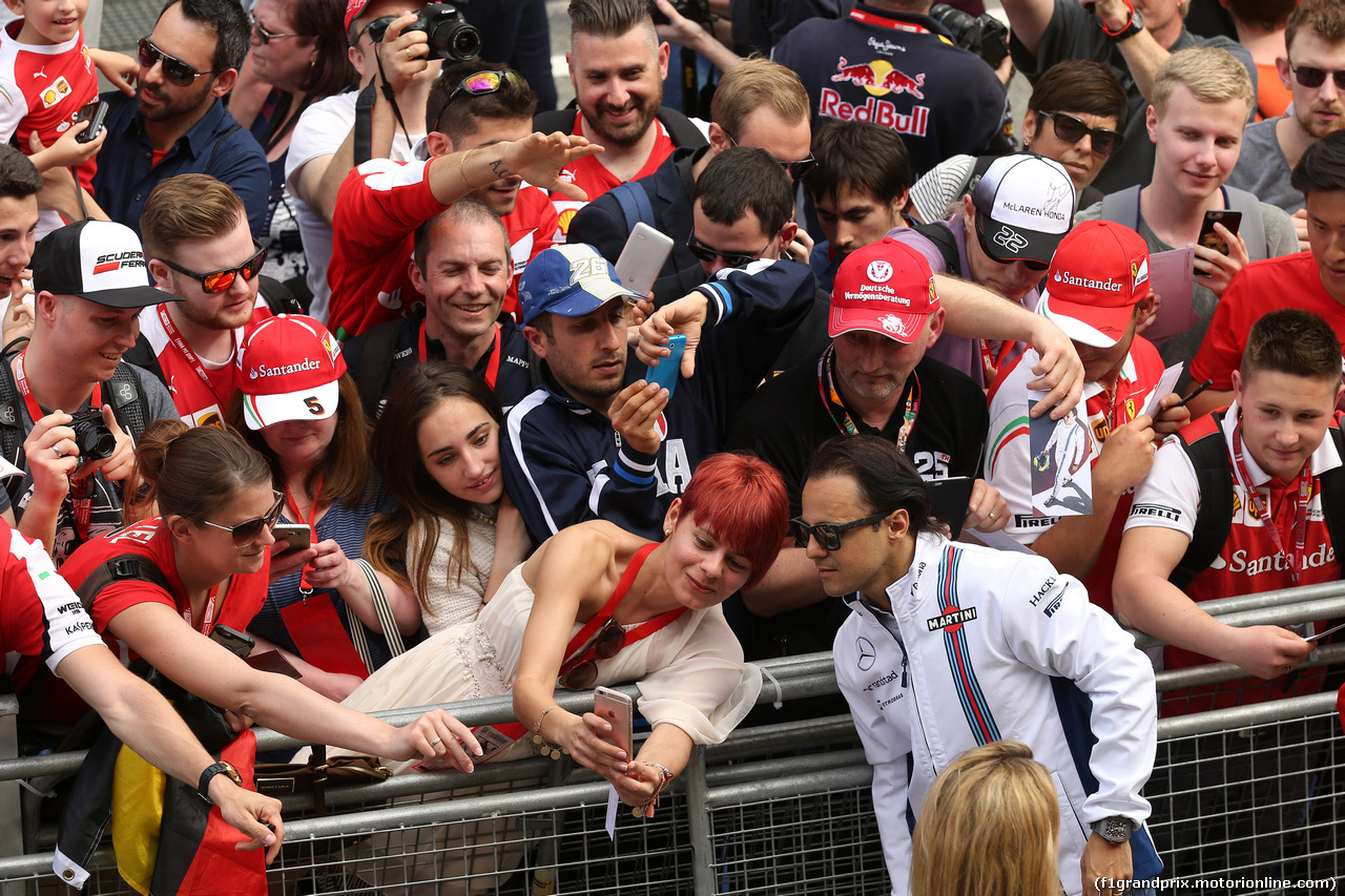 GP SPAGNA, 12.05.2016 - Felipe Massa (BRA) Williams FW38 with fans