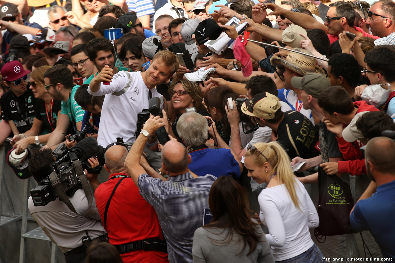 GP SPAGNA, 12.05.2016 - Nico Rosberg (GER) Mercedes AMG F1 W07 Hybrid with fans