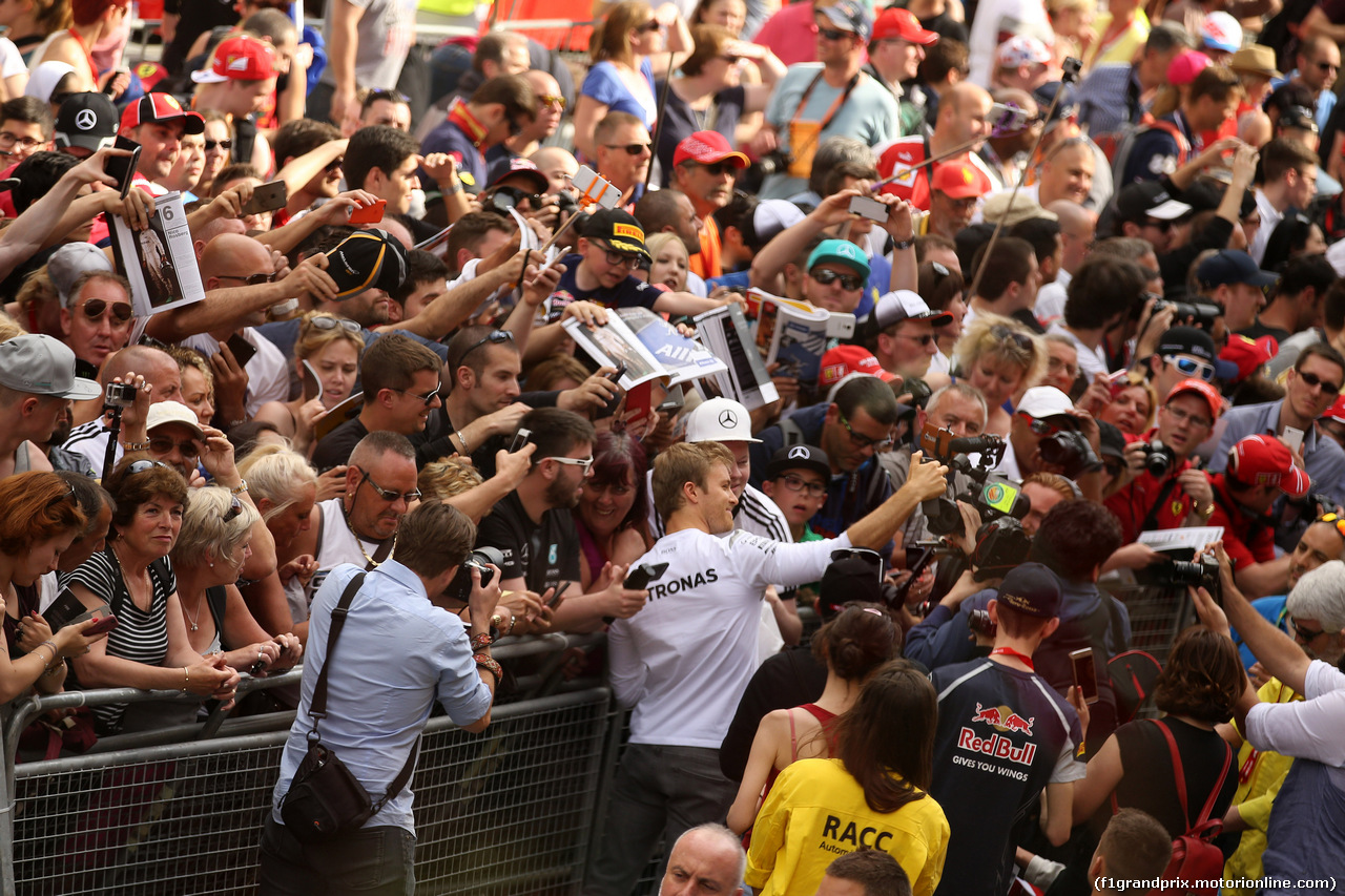 GP SPAGNA, 12.05.2016 - Nico Rosberg (GER) Mercedes AMG F1 W07 Hybrid with fans