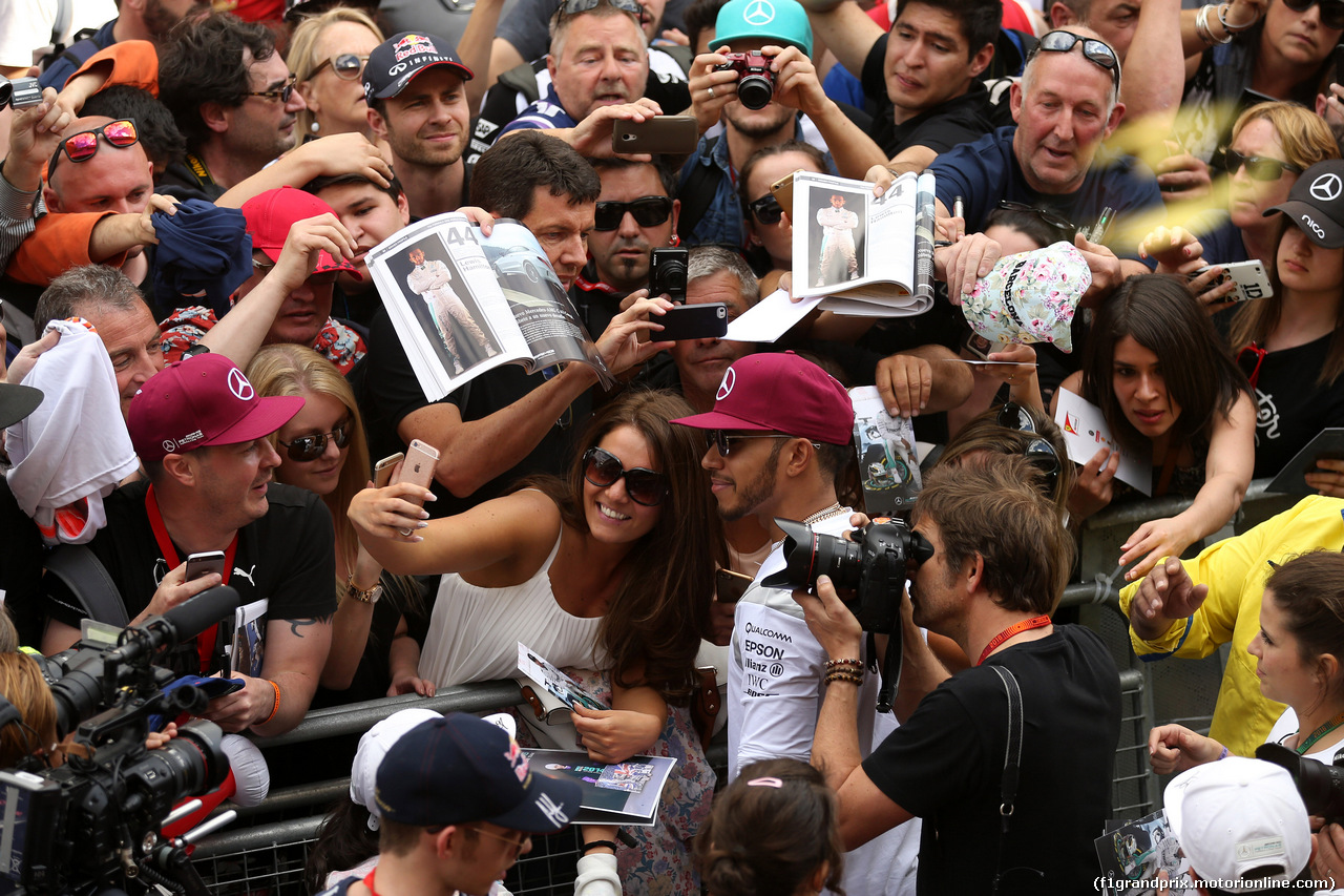 GP SPAGNA, 12.05.2016 - Lewis Hamilton (GBR) Mercedes AMG F1 W07 Hybrid with fans