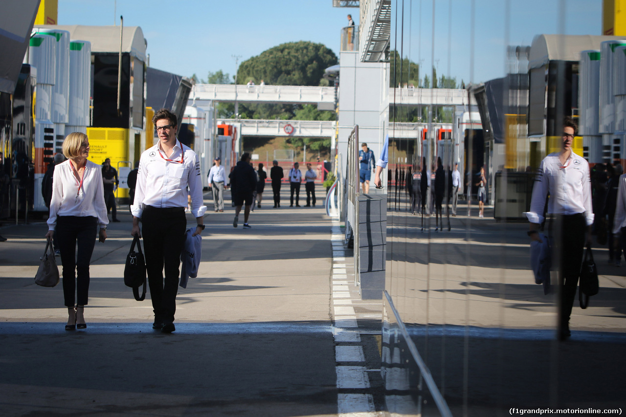 GP SPAGNA, 14.05.2016 - Prove Libere 3, Toto Wolff (GER) Mercedes AMG F1 Shareholder e Executive Director e sua moglie Susie Wolff (GBR)