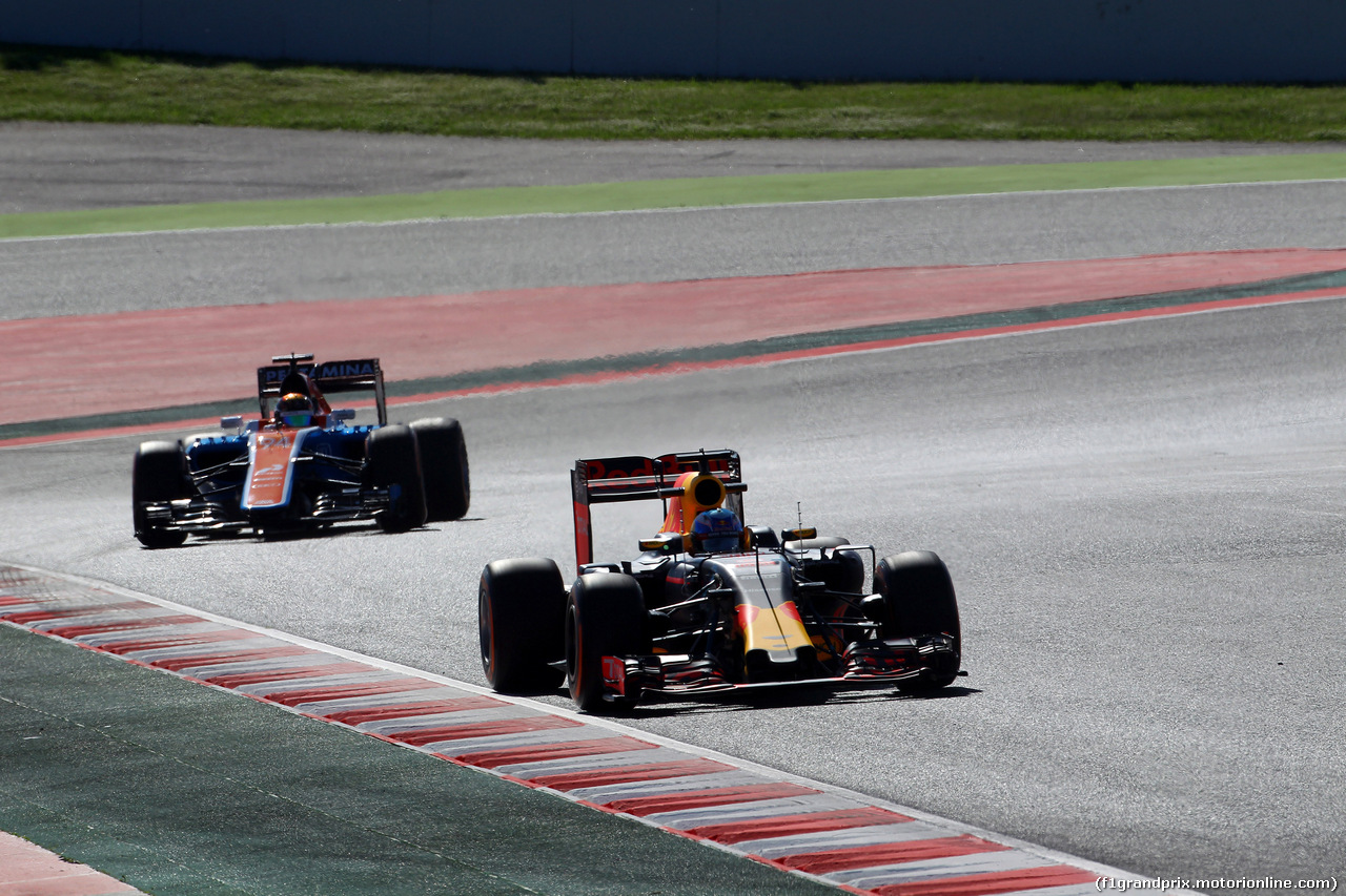 GP SPAGNA, 13.05.2016 - Prove Libere 1, Daniel Ricciardo (AUS) Red Bull Racing RB12 e Pascal Wehrlein (GER) Manor Racing MRT05