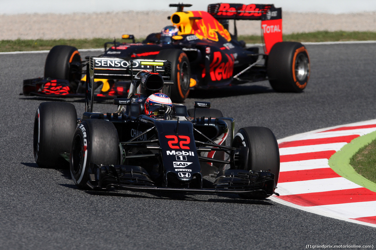 GP SPAGNA, 13.05.2016 - Prove Libere 1, Jenson Button (GBR)  McLaren Honda MP4-31 e Daniel Ricciardo (AUS) Red Bull Racing RB12