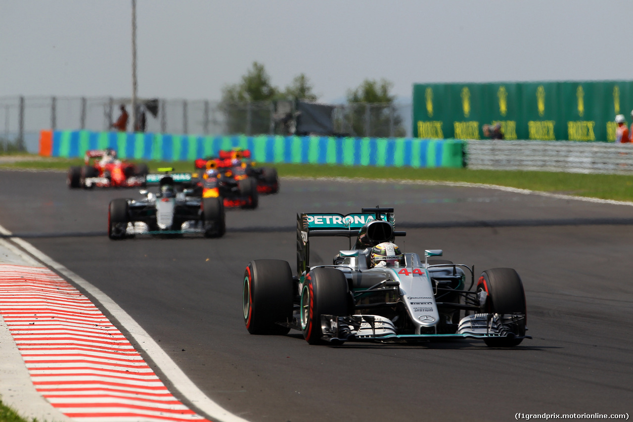 GP UNGHERIA, 24.07.2016 - Gara, Lewis Hamilton (GBR) Mercedes AMG F1 W07 Hybrid davanti a nNico Rosberg (GER) Mercedes AMG F1 W07 Hybrid