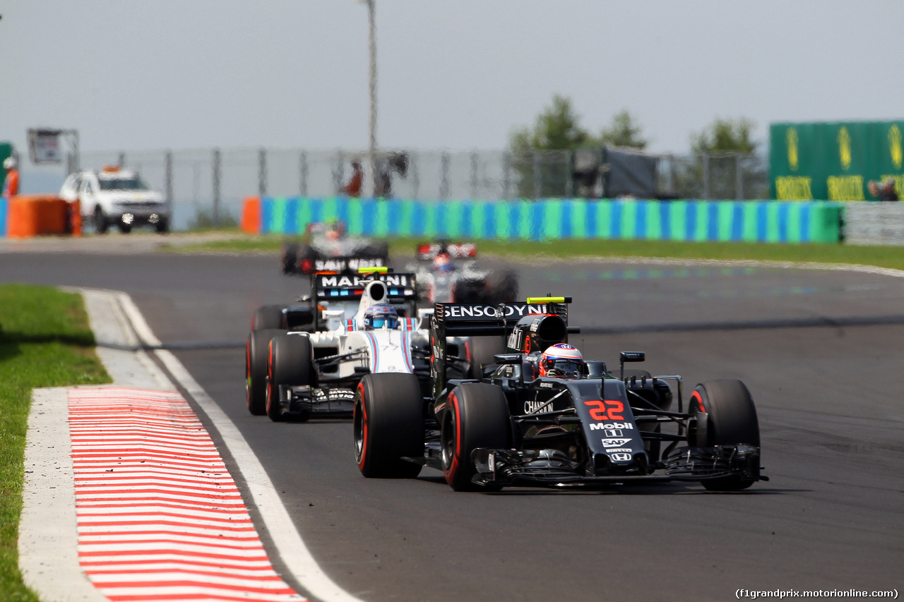 GP UNGHERIA, 24.07.2016 - Gara, Jenson Button (GBR)  McLaren Honda MP4-31 davanti a Valtteri Bottas (FIN) Williams FW38