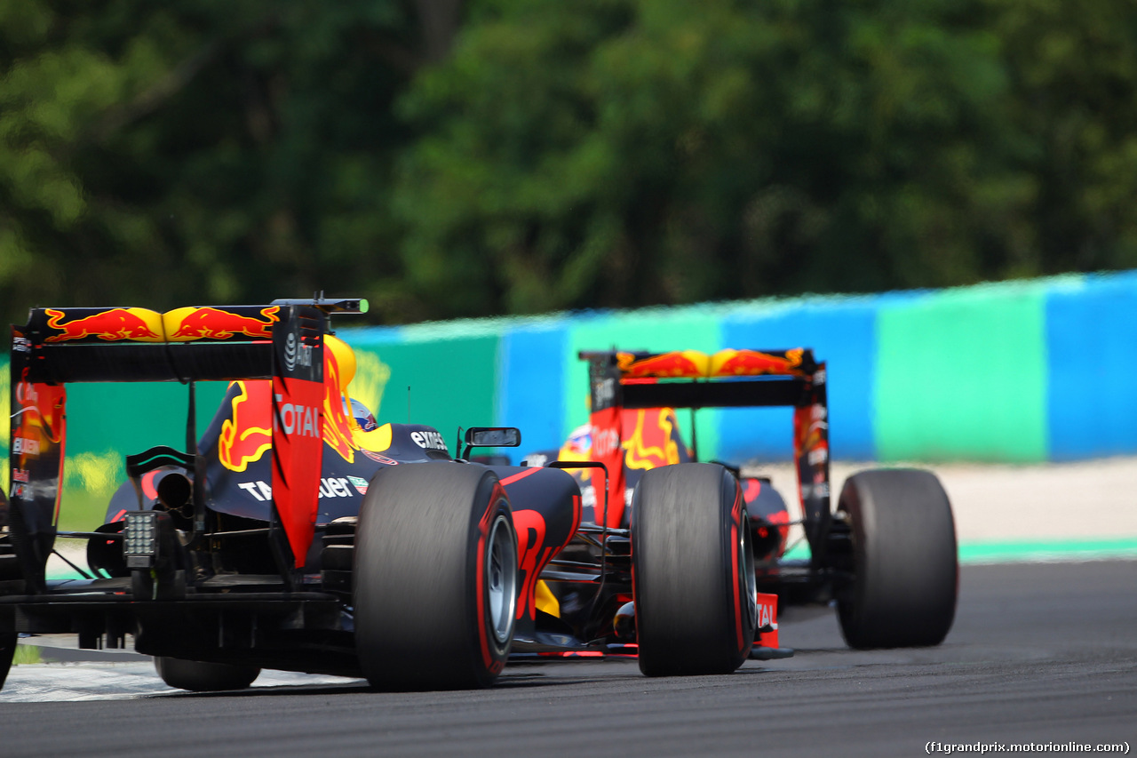 GP UNGHERIA, 24.07.2016 - Gara, Max Verstappen (NED) Red Bull Racing RB12 e Daniel Ricciardo (AUS) Red Bull Racing RB12