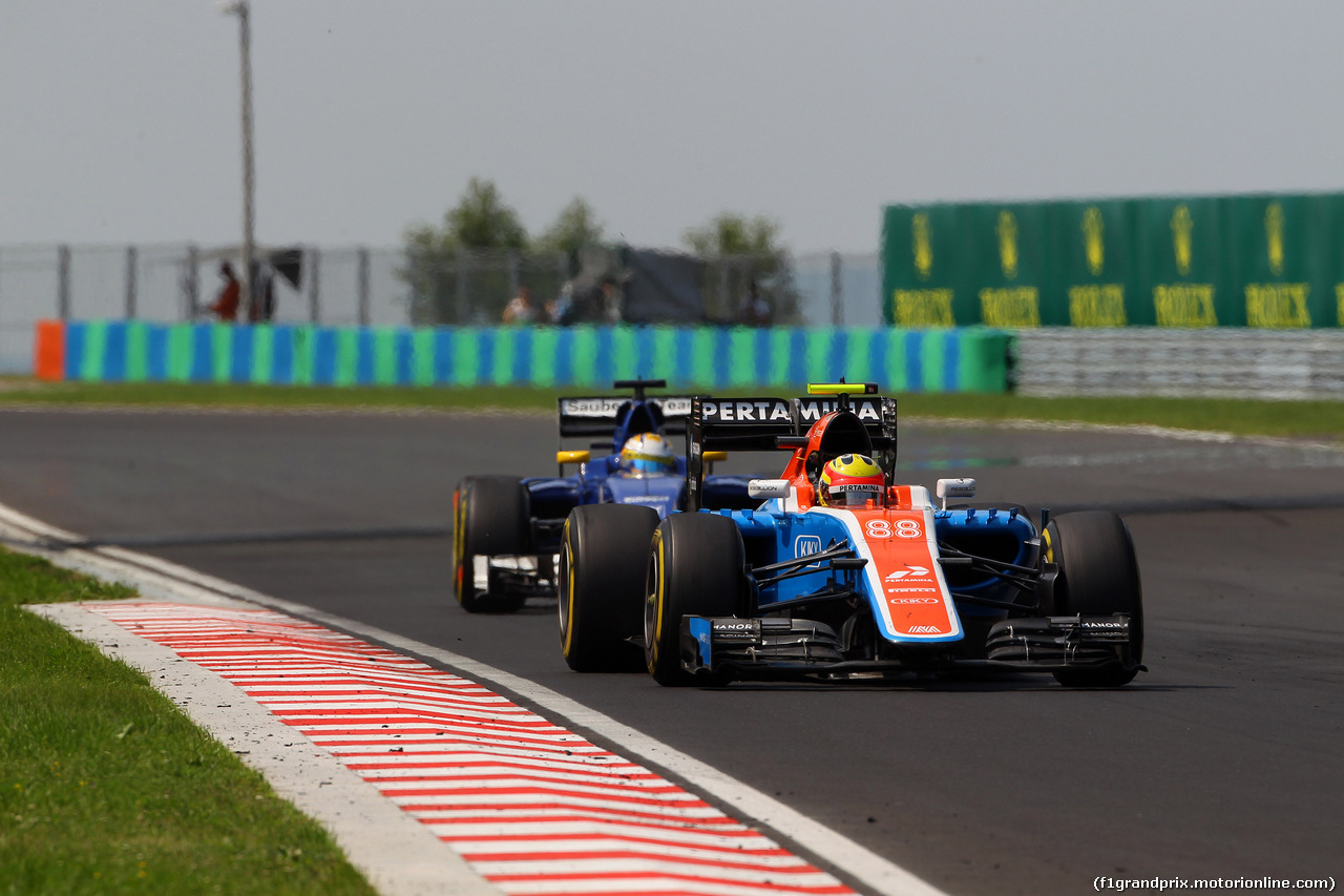 GP UNGHERIA, 24.07.2016 - Gara, Rio Haryanto (IDN) Manor Racing MRT05 davanti a Marcus Ericsson (SUE) Sauber C34