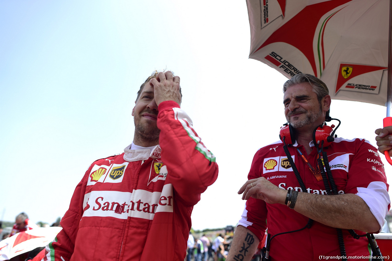 GP UNGHERIA, 24.07.2016 - Gara, Sebastian Vettel (GER) Ferrari SF16-H e Maurizio Arrivabene (ITA) Ferrari Team Principal
