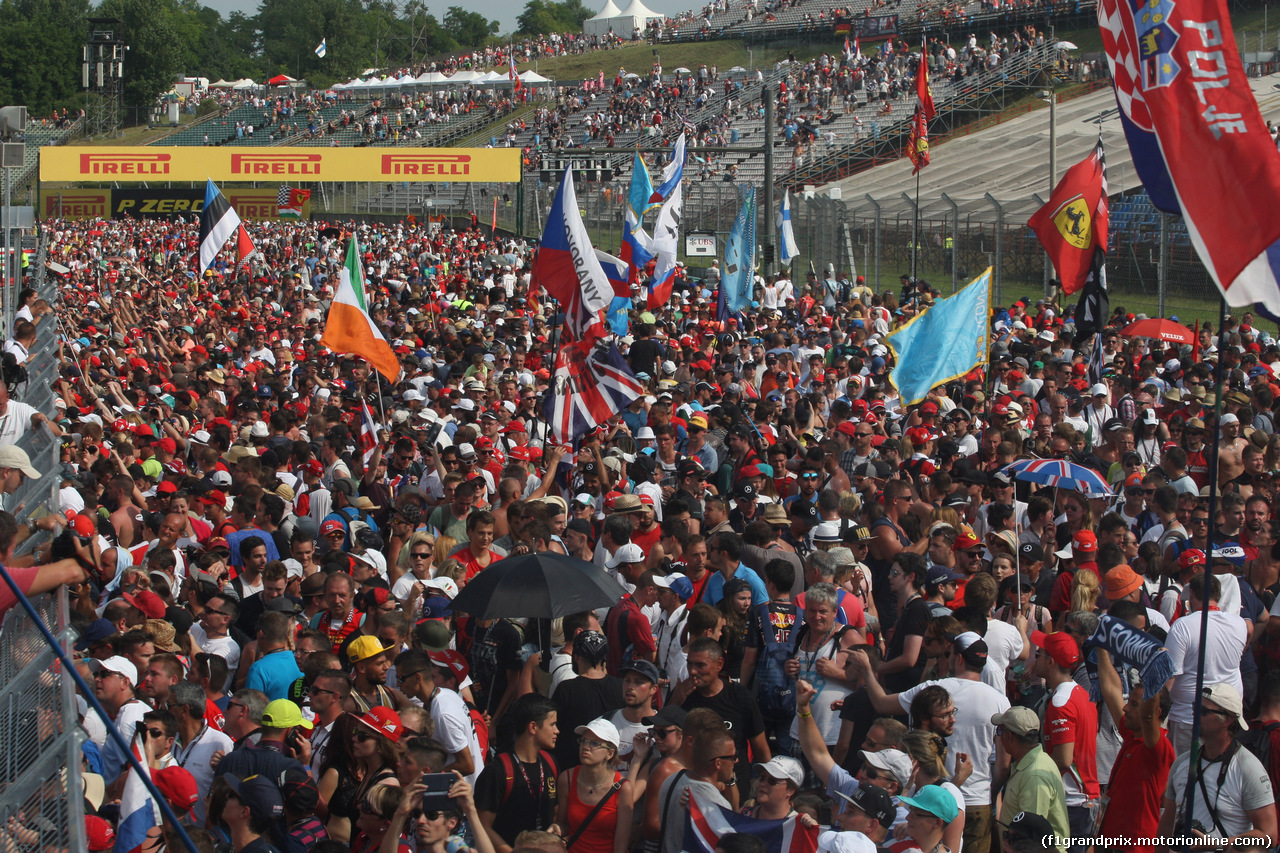 GP UNGHERIA, 24.07.2016 - Gara, The fans on the track after the race