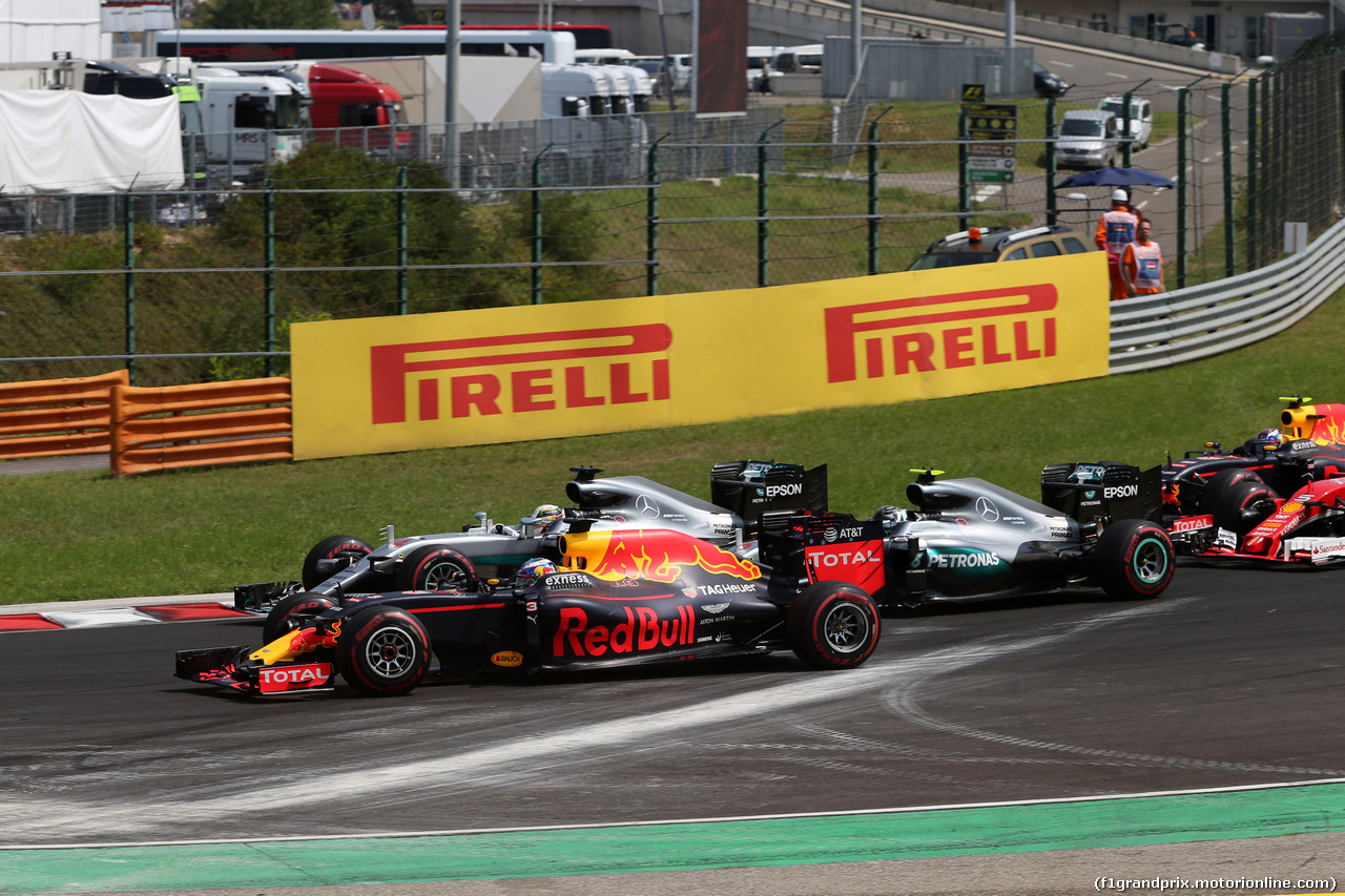 GP UNGHERIA, 24.07.2016 - Gara, Start of the race, Daniel Ricciardo (AUS) Red Bull Racing RB12, Lewis Hamilton (GBR) Mercedes AMG F1 W07 Hybrid e Nico Rosberg (GER) Mercedes AMG F1 W07 Hybrid