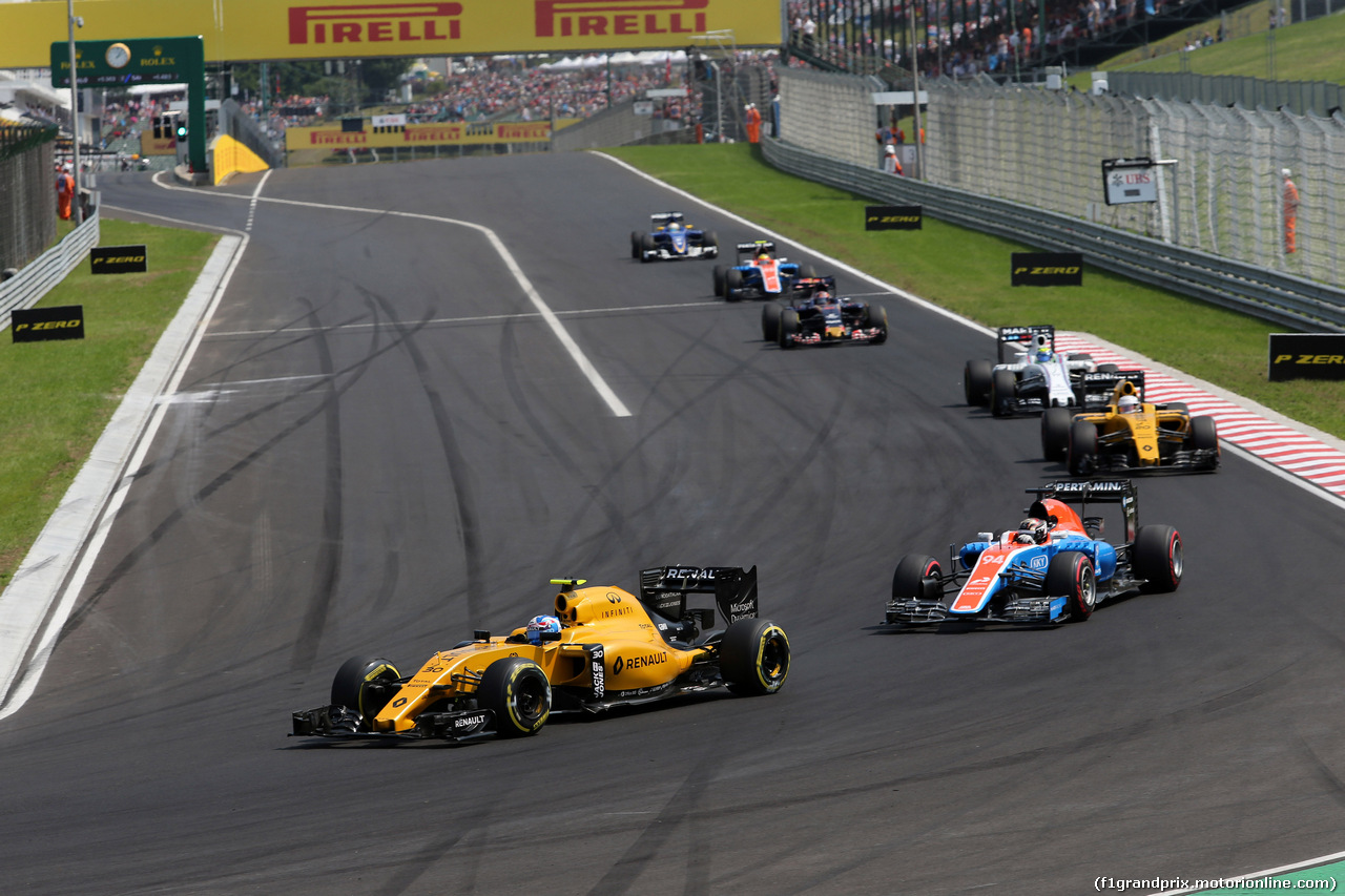GP UNGHERIA, 24.07.2016 - Gara, Jolyon Palmer (GBR) Renault Sport F1 Team RS16 e Pascal Wehrlein (GER) Manor Racing MRT05