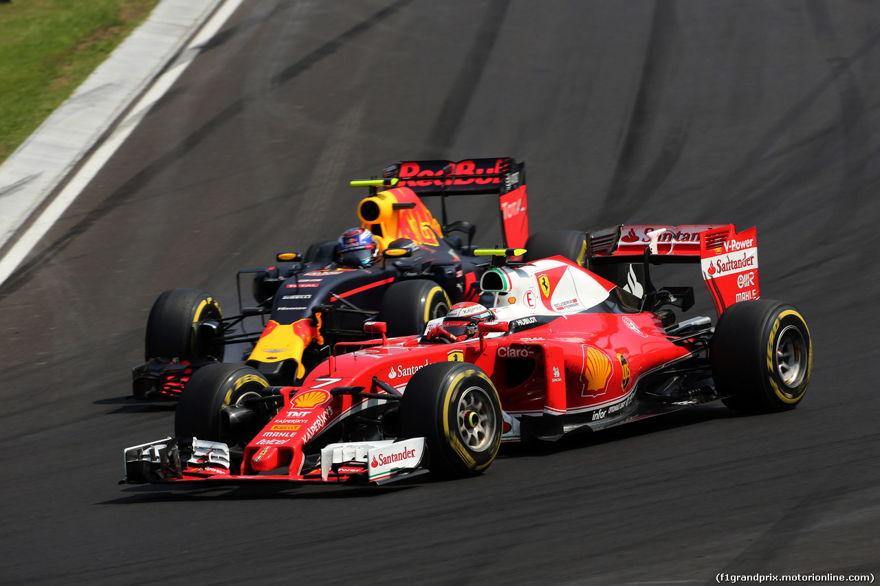 GP UNGHERIA, 24.07.2016 - Gara, Max Verstappen (NED) Red Bull Racing RB12 e Kimi Raikkonen (FIN) Ferrari SF16-H