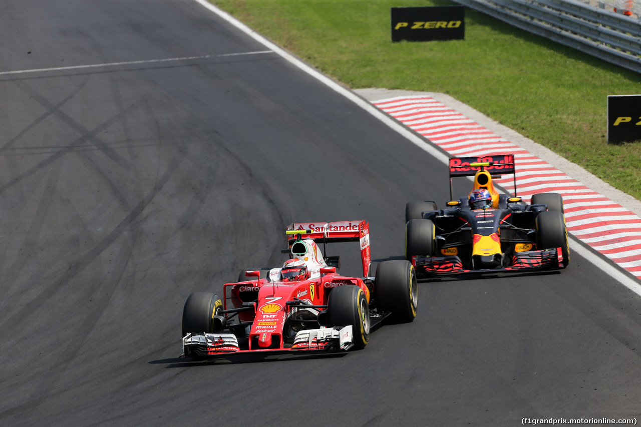 GP UNGHERIA, 24.07.2016 - Gara, Kimi Raikkonen (FIN) Ferrari SF16-H e Max Verstappen (NED) Red Bull Racing RB12