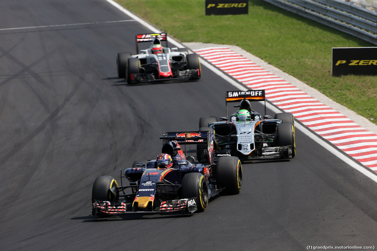 GP UNGHERIA, 24.07.2016 - Gara, Daniil Kvyat (RUS) Scuderia Toro Rosso STR11 davanti a Nico Hulkenberg (GER) Sahara Force India F1 VJM09
