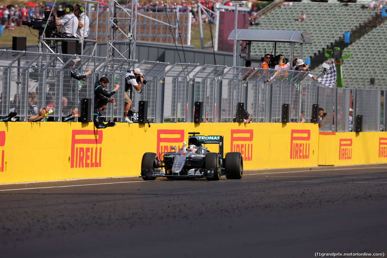 GP UNGHERIA, 24.07.2016 - Gara, Lewis Hamilton (GBR) Mercedes AMG F1 W07 Hybrid celebrates his victory