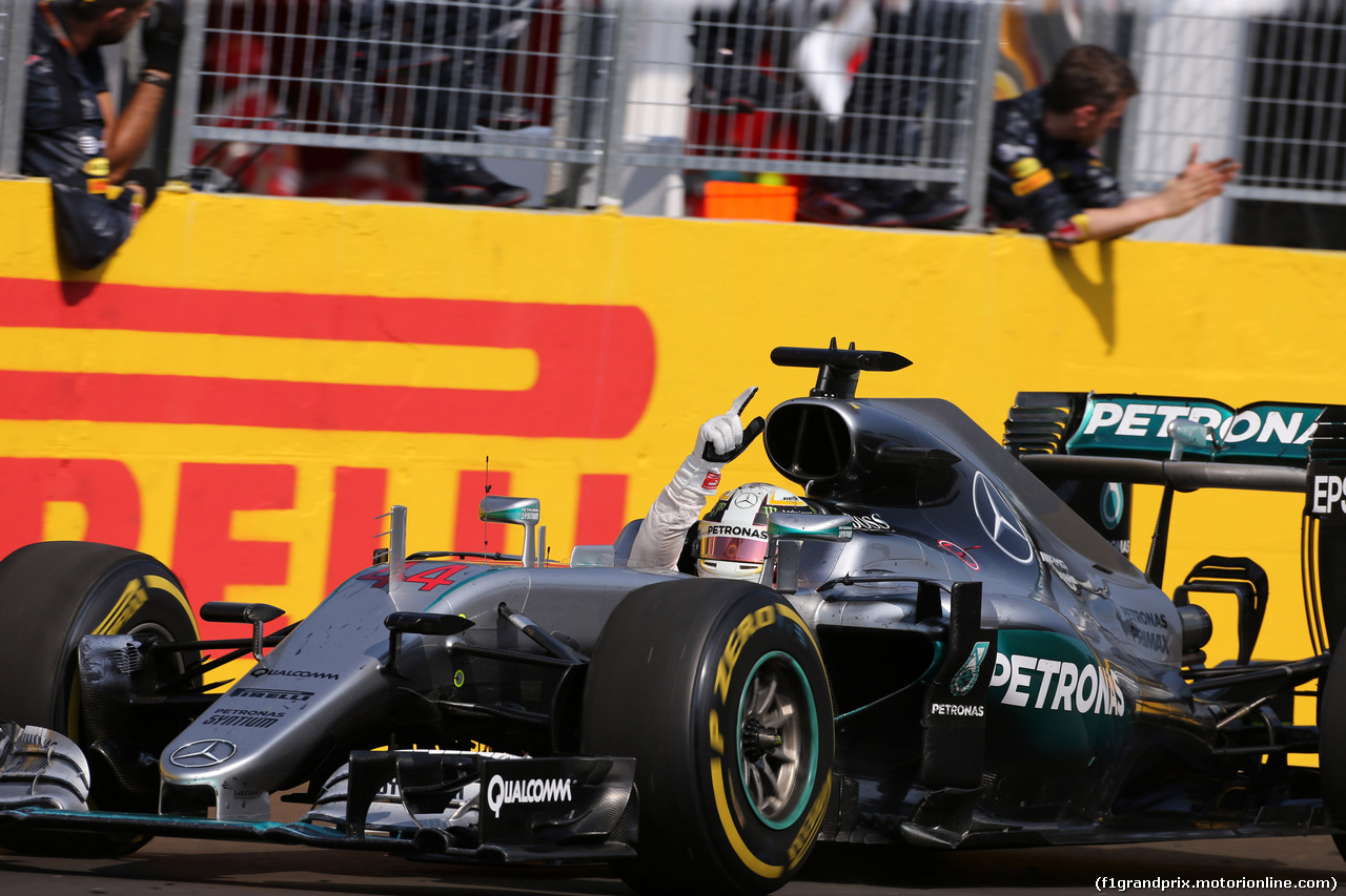 GP UNGHERIA, 24.07.2016 - Gara, Lewis Hamilton (GBR) Mercedes AMG F1 W07 Hybrid celebrates his victory