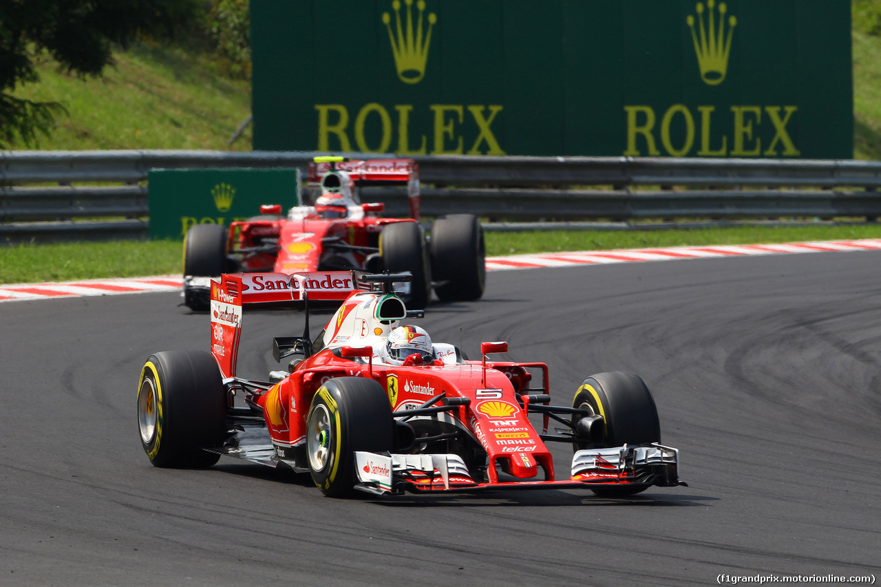 GP UNGHERIA, 24.07.2016 - Gara, Sebastian Vettel (GER) Ferrari SF16-H davanti a Kimi Raikkonen (FIN) Ferrari SF16-H