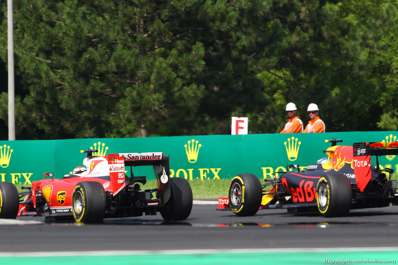 GP UNGHERIA, 24.07.2016 - Gara, Kimi Raikkonen (FIN) Ferrari SF16-H davanti a Max Verstappen (NED) Red Bull Racing RB12