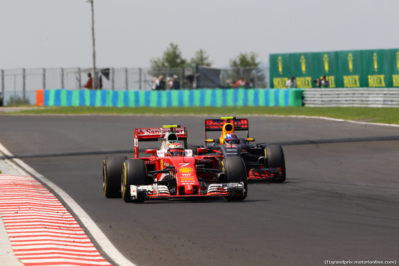 GP UNGHERIA, 24.07.2016 - Gara, Kimi Raikkonen (FIN) Ferrari SF16-H davanti a Max Verstappen (NED) Red Bull Racing RB12