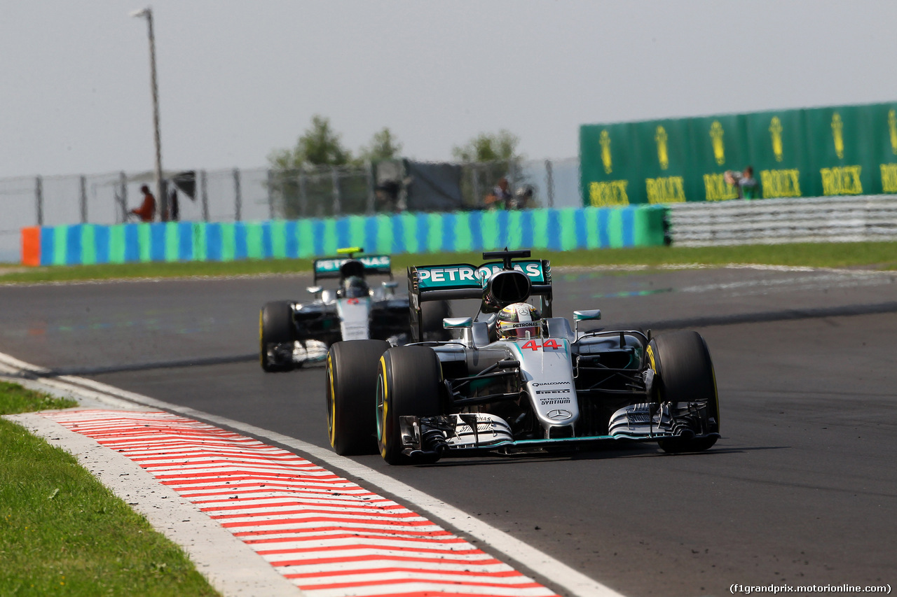 GP UNGHERIA, 24.07.2016 - Gara, Lewis Hamilton (GBR) Mercedes AMG F1 W07 Hybrid davanti a Nico Rosberg (GER) Mercedes AMG F1 W07 Hybrid