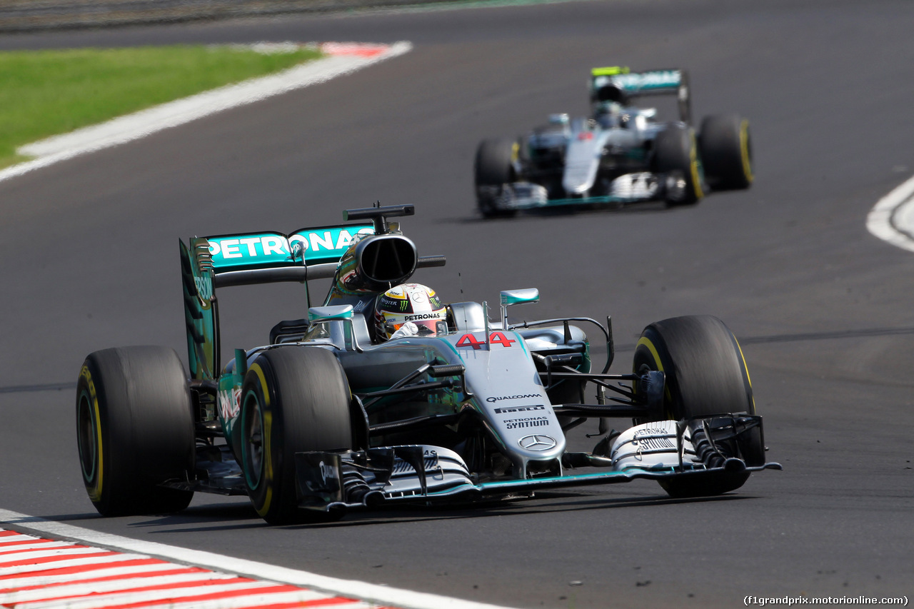 GP UNGHERIA, 24.07.2016 - Gara, Lewis Hamilton (GBR) Mercedes AMG F1 W07 Hybrid davanti a Nico Rosberg (GER) Mercedes AMG F1 W07 Hybrid