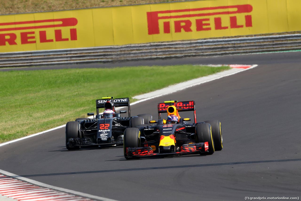 GP UNGHERIA, 24.07.2016 - Gara, Jenson Button (GBR)  McLaren Honda MP4-31 e Max Verstappen (NED) Red Bull Racing RB12