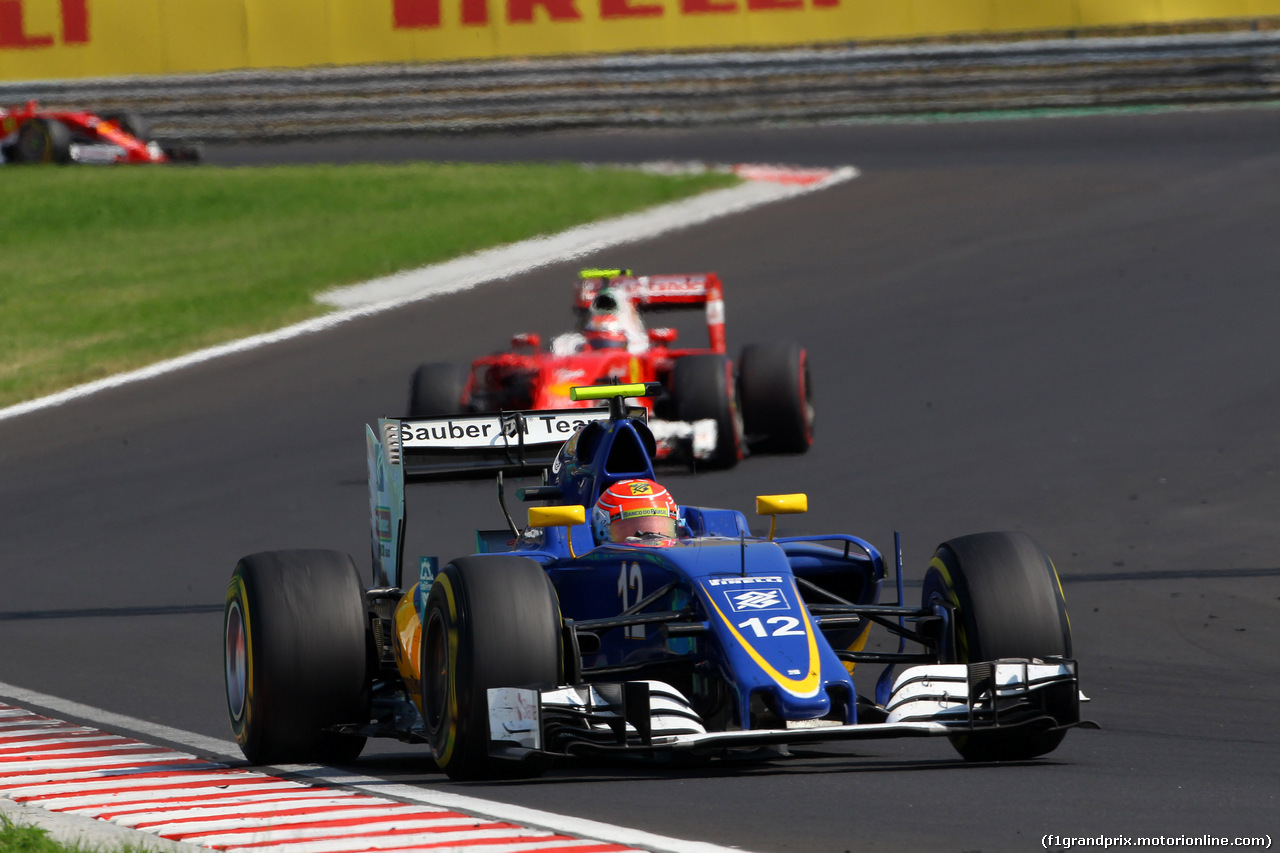 GP UNGHERIA, 24.07.2016 - Gara, Felipe Nasr (BRA) Sauber C34 davanti a Kimi Raikkonen (FIN) Ferrari SF16-H