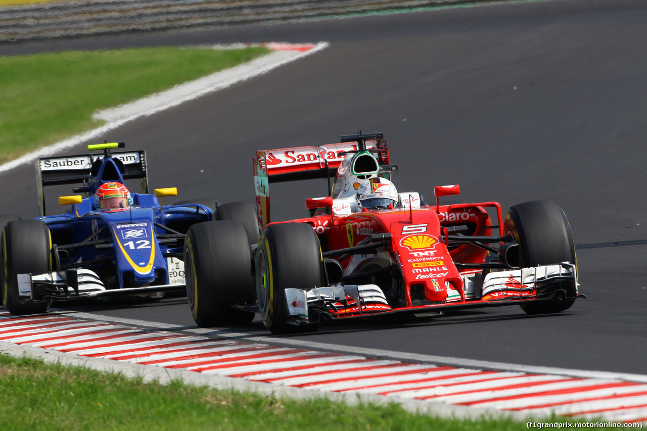 GP UNGHERIA, 24.07.2016 - Gara, Sebastian Vettel (GER) Ferrari SF16-H e Felipe Nasr (BRA) Sauber C34