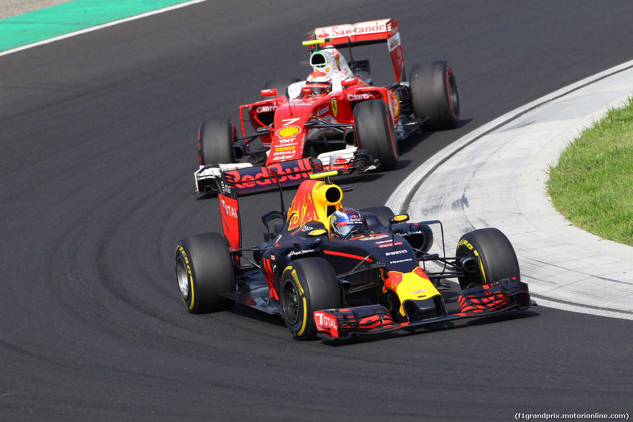 GP UNGHERIA, 24.07.2016 - Gara, Max Verstappen (NED) Red Bull Racing RB12 e Kimi Raikkonen (FIN) Ferrari SF16-H