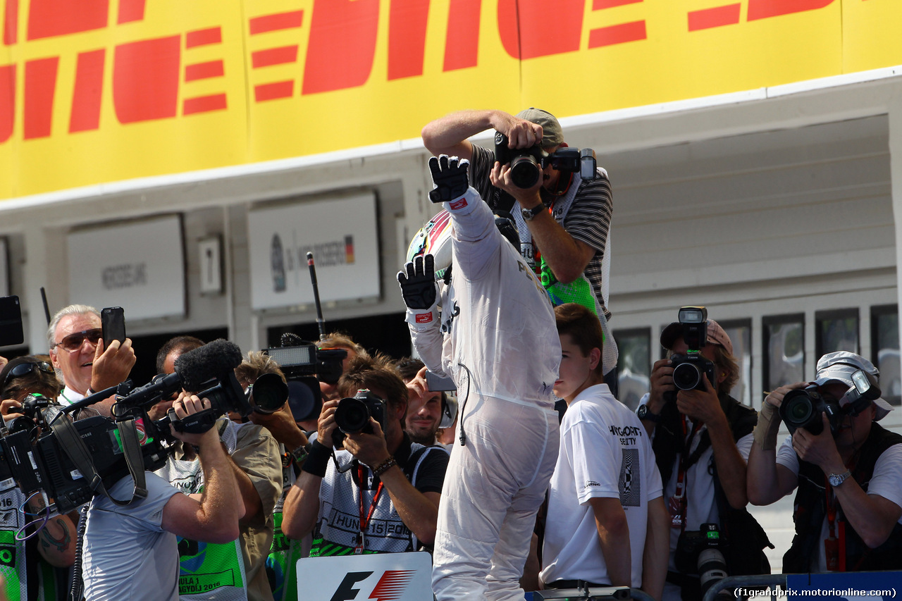GP UNGHERIA, 24.07.2016 - Gara, Lewis Hamilton (GBR) Mercedes AMG F1 W07 Hybrid vincitore