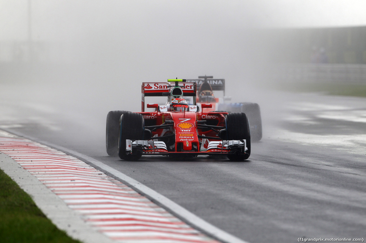 GP UNGHERIA, 23.07.2016 - Qualifiche, Kimi Raikkonen (FIN) Ferrari SF16-H e Pascal Wehrlein (GER) Manor Racing MRT05