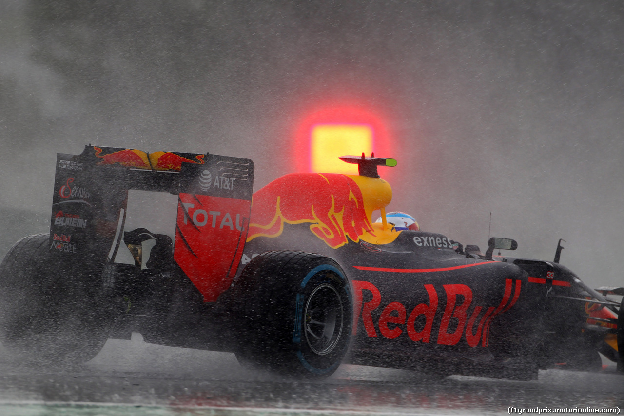 GP UNGHERIA, 23.07.2016 - Qualifiche, Max Verstappen (NED) Red Bull Racing RB12 e the red flag