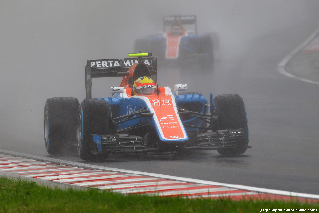 GP UNGHERIA, 23.07.2016 - Qualifiche, Rio Haryanto (IDN) Manor Racing MRT05 davanti a Pascal Wehrlein (GER) Manor Racing MRT05