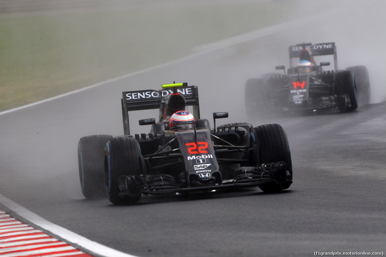 GP UNGHERIA, 23.07.2016 - Qualifiche, Jenson Button (GBR)  McLaren Honda MP4-31 davanti a Fernando Alonso (ESP) McLaren Honda MP4-31