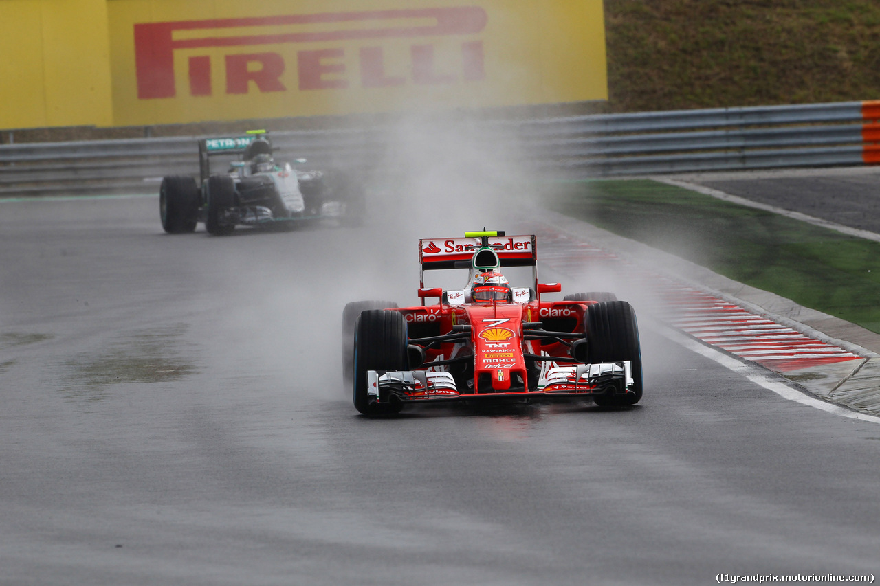 GP UNGHERIA, 23.07.2016 - Qualifiche, Kimi Raikkonen (FIN) Ferrari SF16-H davanti a Nico Rosberg (GER) Mercedes AMG F1 W07 Hybrid