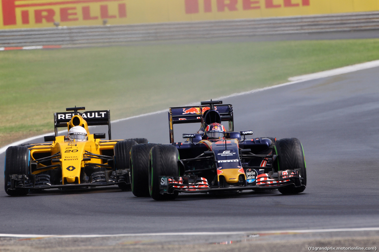 GP UNGHERIA, 23.07.2016 - Qualifiche, Kevin Magnussen (DEN) Renault Sport F1 Team RS16 e Daniil Kvyat (RUS) Scuderia Toro Rosso STR11