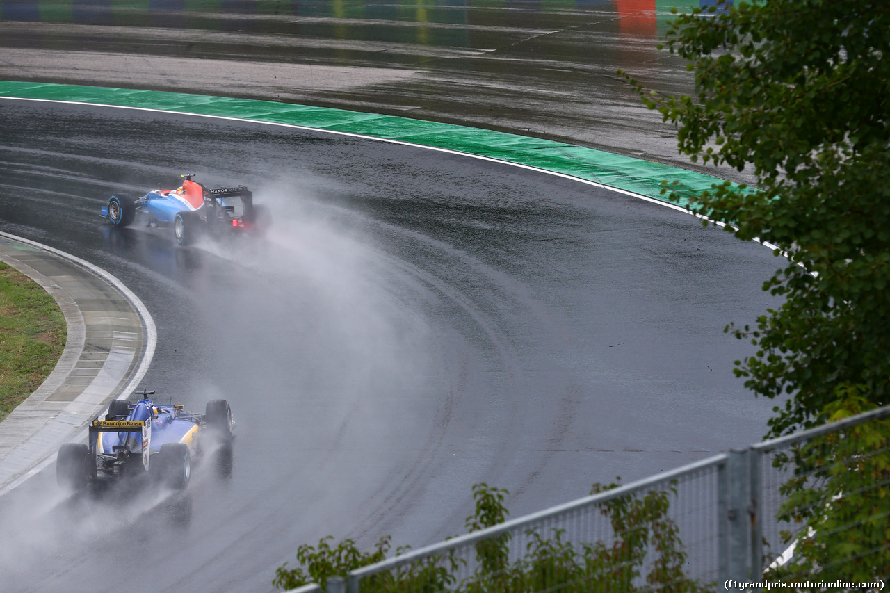 GP UNGHERIA, 23.07.2016 - Qualifiche, Marcus Ericsson (SUE) Sauber C34 e Rio Haryanto (IDN) Manor Racing MRT05