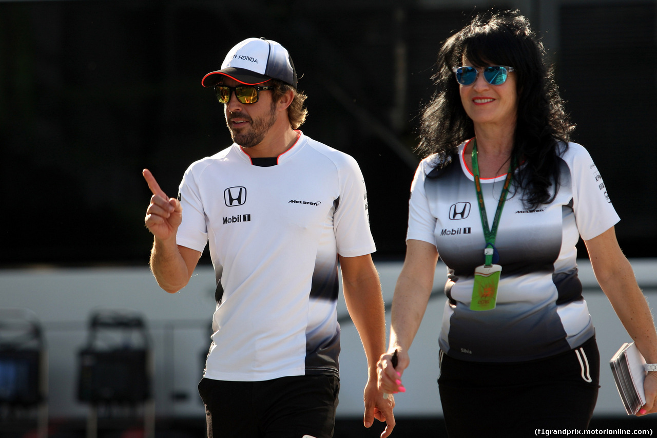 GP UNGHERIA, 21.07.2016 - Fernando Alonso (ESP) McLaren Honda MP4-31 e Silvia Frangipane Hoffer (ITA) Mclaren PR Officer