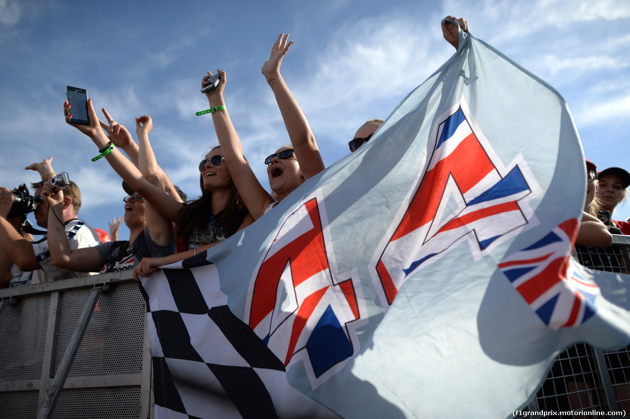 GP UNGHERIA, 21.07.2016 - Autograph session, Lewis Hamilton (GBR) Mercedes AMG F1 W07 Hybrid fans