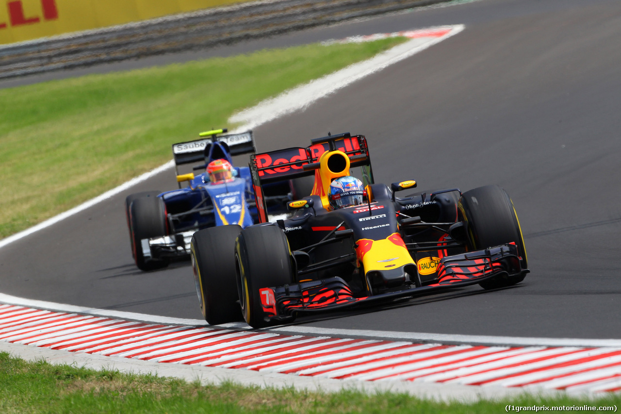 GP UNGHERIA, 22.07.2016 - Prove Libere 2, Daniel Ricciardo (AUS) Red Bull Racing RB12 e Felipe Nasr (BRA) Sauber C34