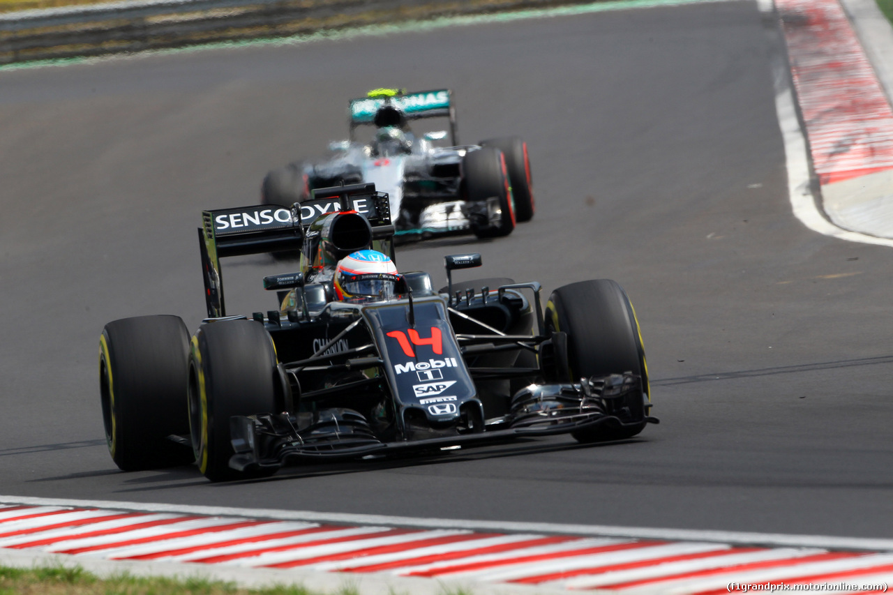 GP UNGHERIA, 22.07.2016 - Prove Libere 2, Fernando Alonso (ESP) McLaren Honda MP4-31 davanti a Nico Rosberg (GER) Mercedes AMG F1 W07 Hybrid