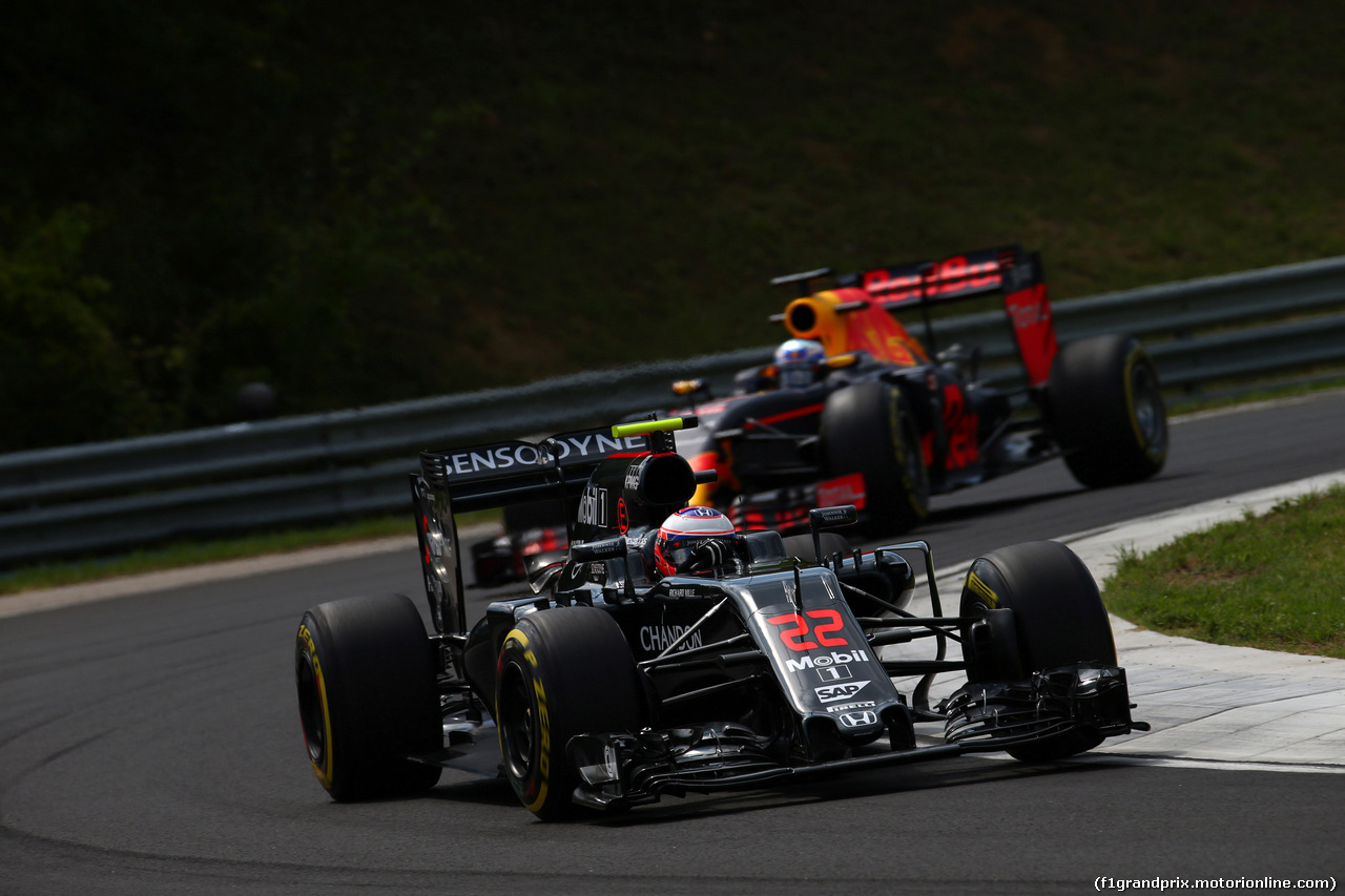GP UNGHERIA, 22.07.2016 - Prove Libere 2, Jenson Button (GBR)  McLaren Honda MP4-31 davanti a Daniel Ricciardo (AUS) Red Bull Racing RB12