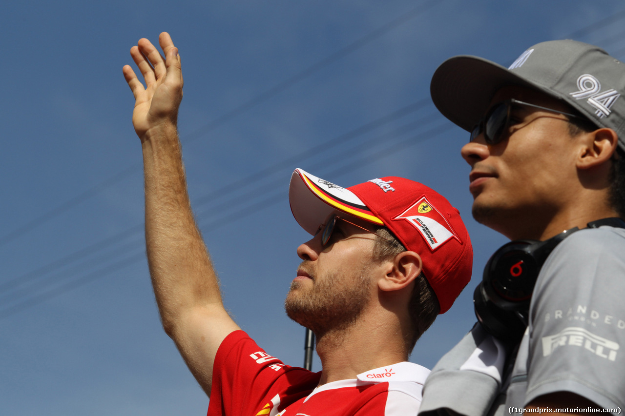 GP USA, 23.10.2016 - Sebastian Vettel (GER) Ferrari SF16-H e Pascal Wehrlein (GER) Manor Racing MRT05