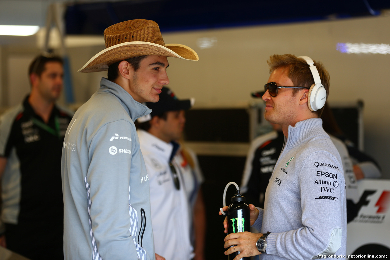 GP USA, 23.10.2016 - Esteban Ocon (FRA) Manor Racing MRT05 e Nico Rosberg (GER) Mercedes AMG F1 W07 Hybrid