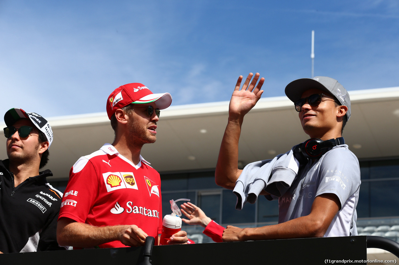 GP USA, 23.10.2016 - Sergio Perez (MEX) Sahara Force India F1 VJM09, Sebastian Vettel (GER) Ferrari SF16-H e Pascal Wehrlein (GER) Manor Racing MRT05